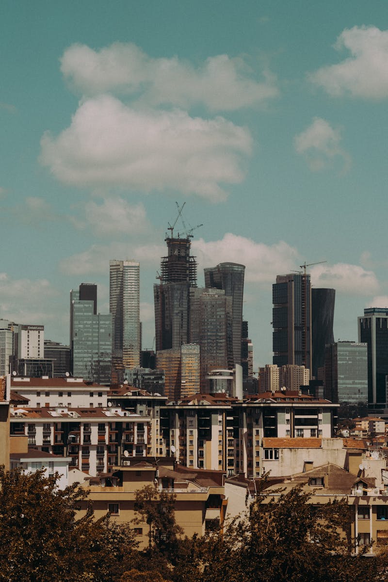 Featured image of post 2月樓市回升3.8%:香港樓宇買賣數據透露了什麼信號